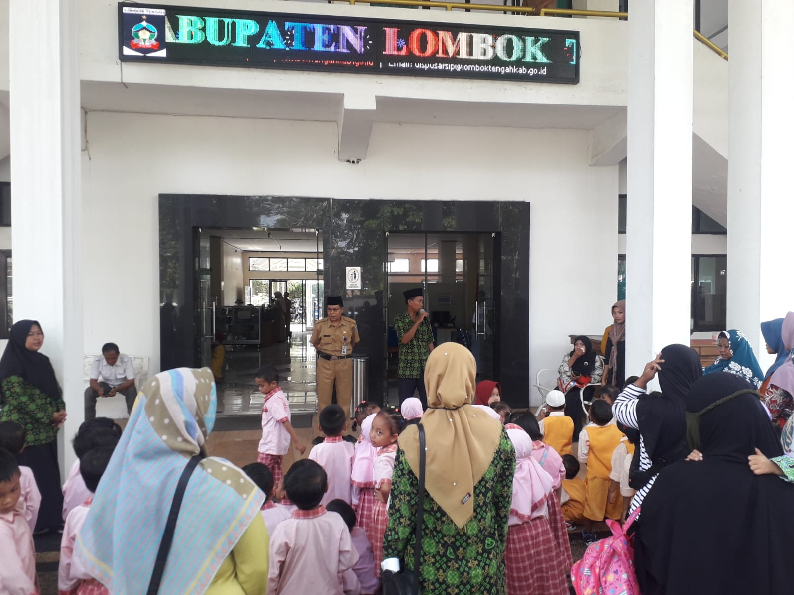 Kunjungan Wisata Literasi TK Mentari Batujai Kec. Praya Barat